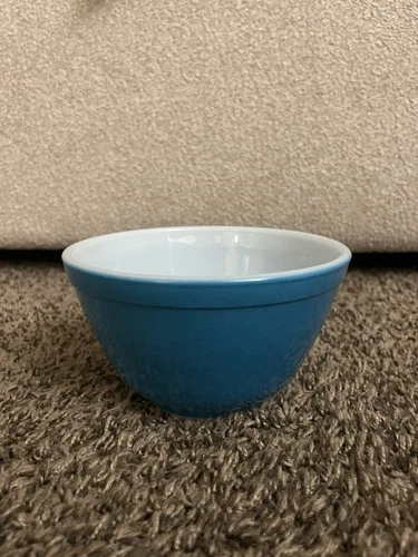 Vintage PYREX Primary Blue #401 - 1 1/2 pt. Mixing bowl