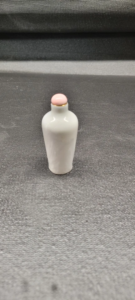 Botella de tabaco vintage de porcelana blanca con tapa rosa Foto 2 de 4