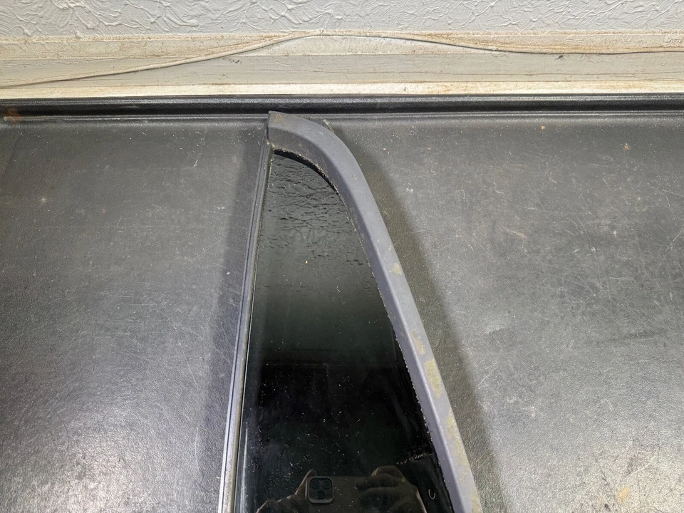 04-10 INFINITI QX56 04-15 NISSAN ARMADA RIGHT PASSENGER REAR VENT GLASS QUARTER - Image 2 of 4