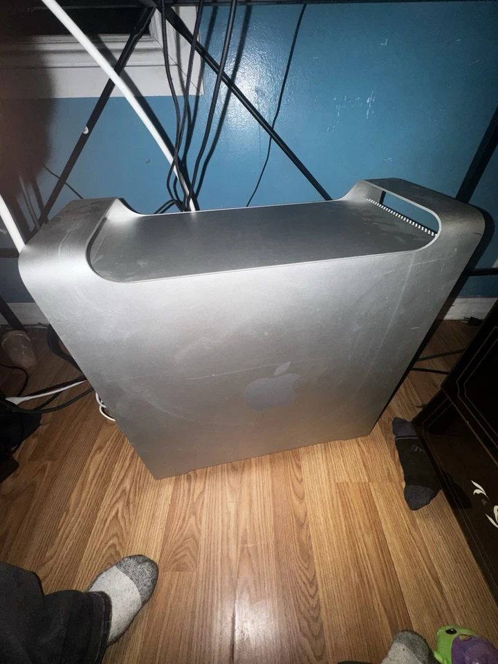 Apple Mac Pro A1289 2.4 GHz 8-Core Intel Xeon 64GB RAM 1TB HD w/Cinema Display - Image 2 of 4