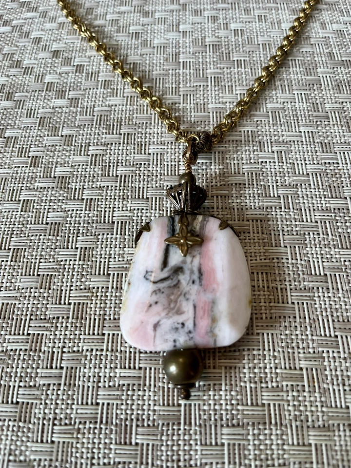 Usado en Excelente Condición Firmado Jan Michaels 36” Collar de Latón Ajustable, Colgante de Rodonita Foto 3 de 4