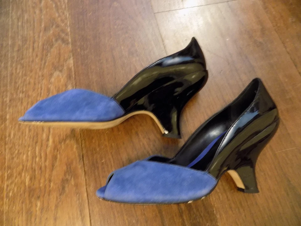 Sexy zapatos de salón Franco Sarto negros charol azul gamuza punta abierta 3,5" tacón curvo talla 7 Foto 4 de 4