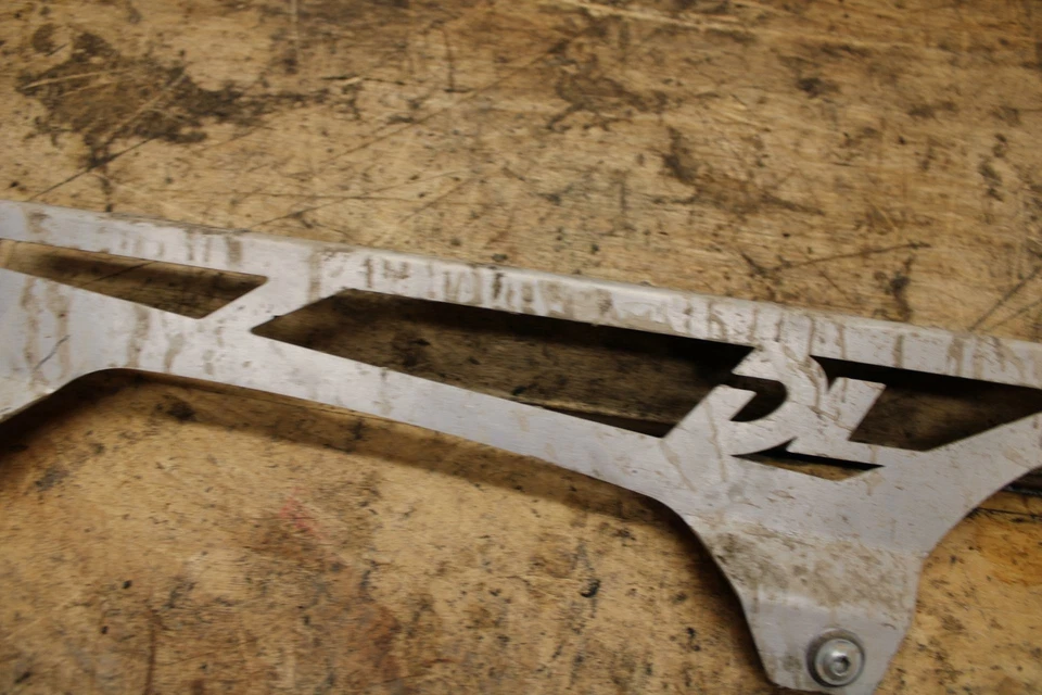 07-11 SUZUKI VSTROM 650 CUBIERTA DE PROTECTOR DE CADENA DE TRANSMISIÓN TRASERA ESCUDO BB340 Foto 3 de 4