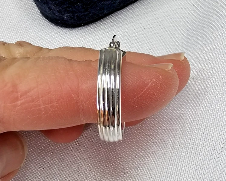 Pendientes de aro vintage de tubo acanalado con textura de oro blanco de 14K Milor Italia 1" Foto 3 de 4