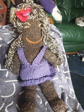 Handarbeit Strickpuppe mit Dreadlocks Handgestrickte Wollpuppe mit Wollkleid