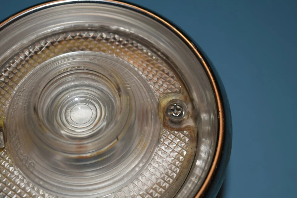 Chevrolet Chevy Corvair 1960 fabricante de equipos originales luz trasera lente y guía de carcasa BIH-60 Foto 4 de 4