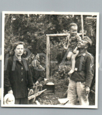 Foto, WK2, Obergefreiter mit Russin Nastia und Kind, 1941; L155L