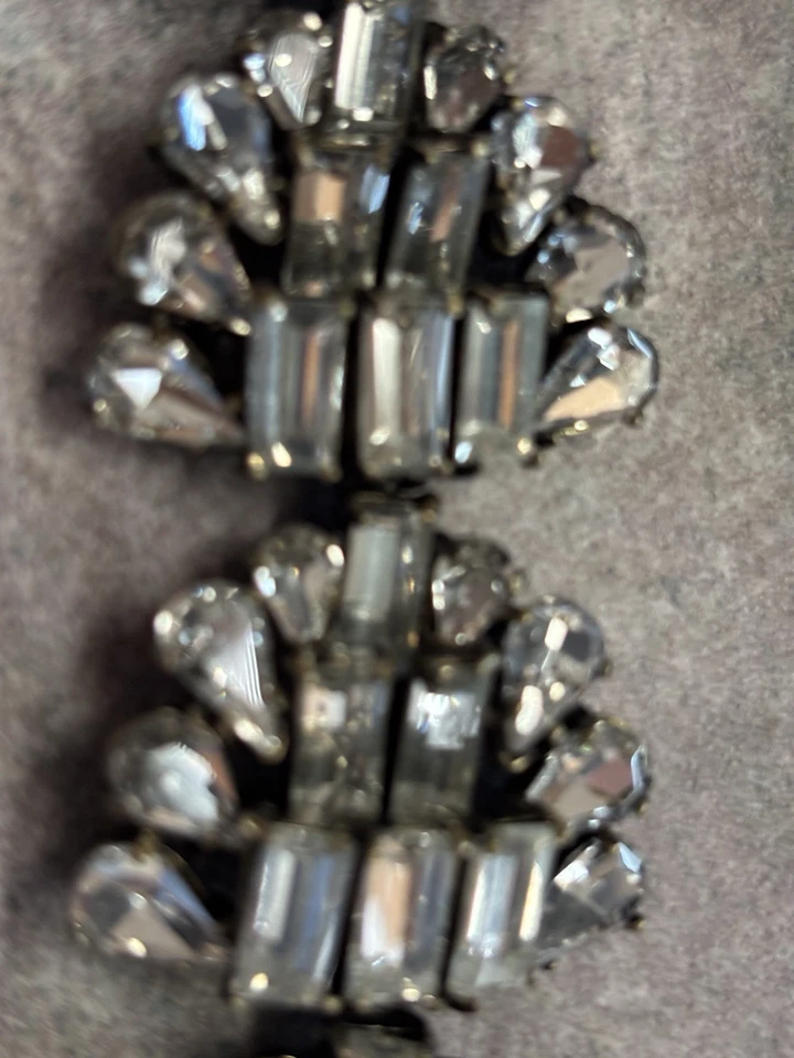 Pulsera gruesa de diamantes de imitación Banana Republic Foto 2 de 4