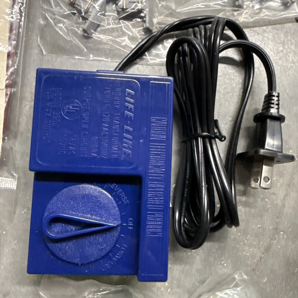 LOT OF LIFE-LIKE TRAIN RAILROAD MIXED COLLECTION 20 Pcs Of Track Store Chapel - Image 2 of 4