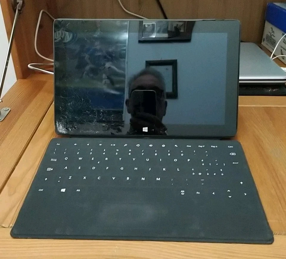 Microsoft Surface RT/Pro + Tastiera Magnetica – Tablet Windows 10.6" - Immagine 2 di 4