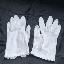 Vintage Aris white cotton wrist gloves with scalloped hem