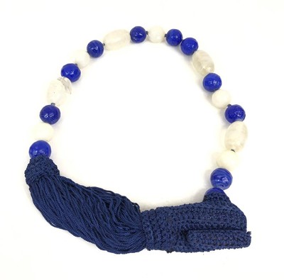 Halskette mit weißen und blauen Glassteinen 30 cm