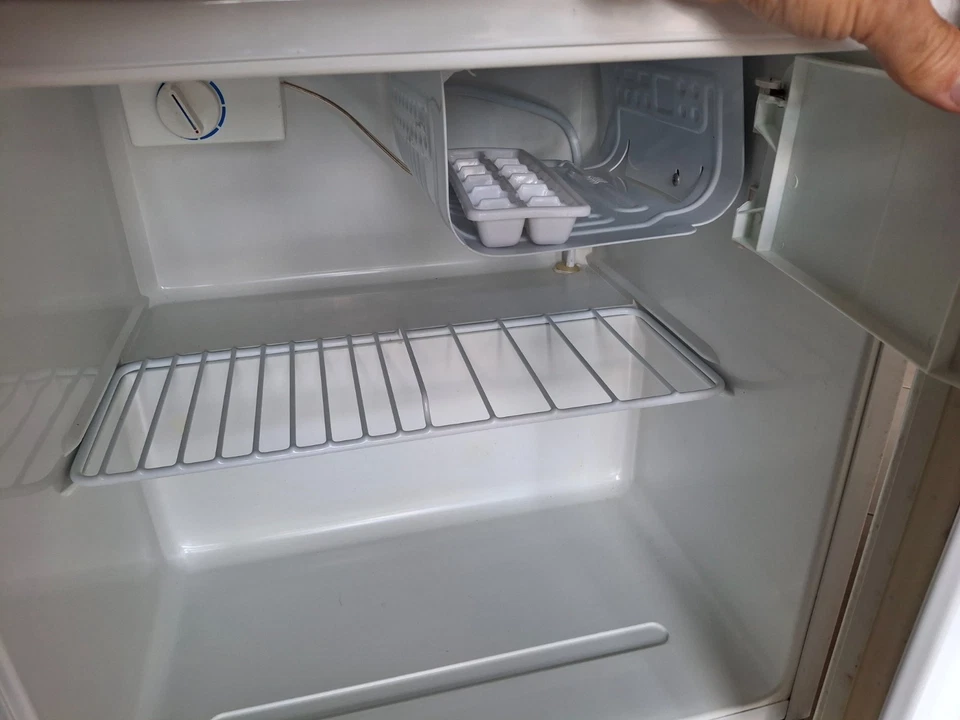 Mini frigorifero per ufficio, camping, barche, capacità 50 litri. - Immagine 3 di 4