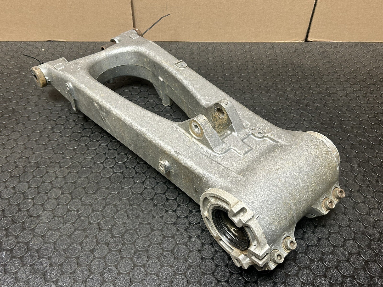 9904 HONDA TRX400EX OEM REAR SUSPENSION SWINGARM AXLE CARRIER 🔥