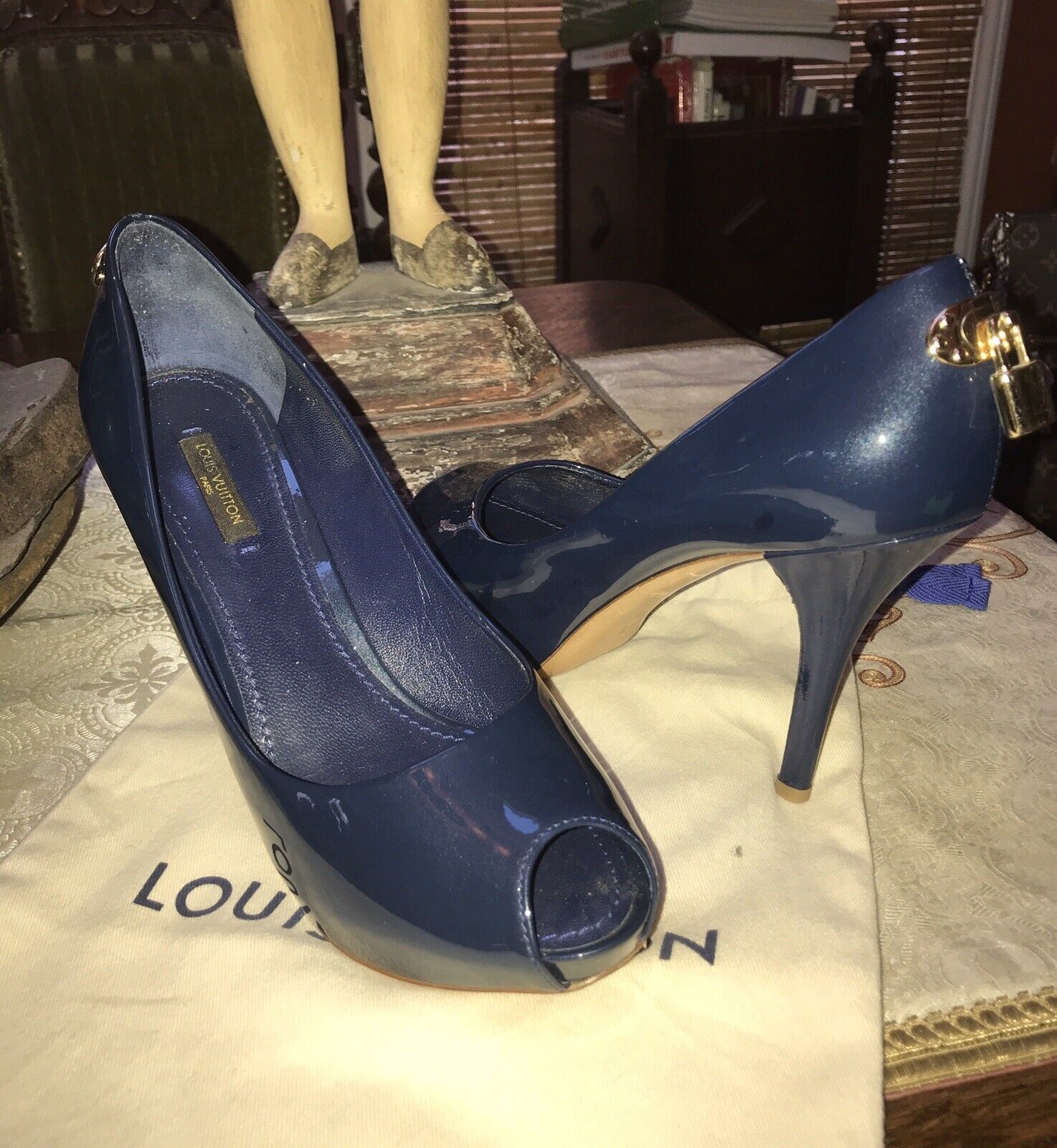 Louis Vuitton NAVY BLUE Patent Leather Gold LOCK IT Logo Shoes 38, 8