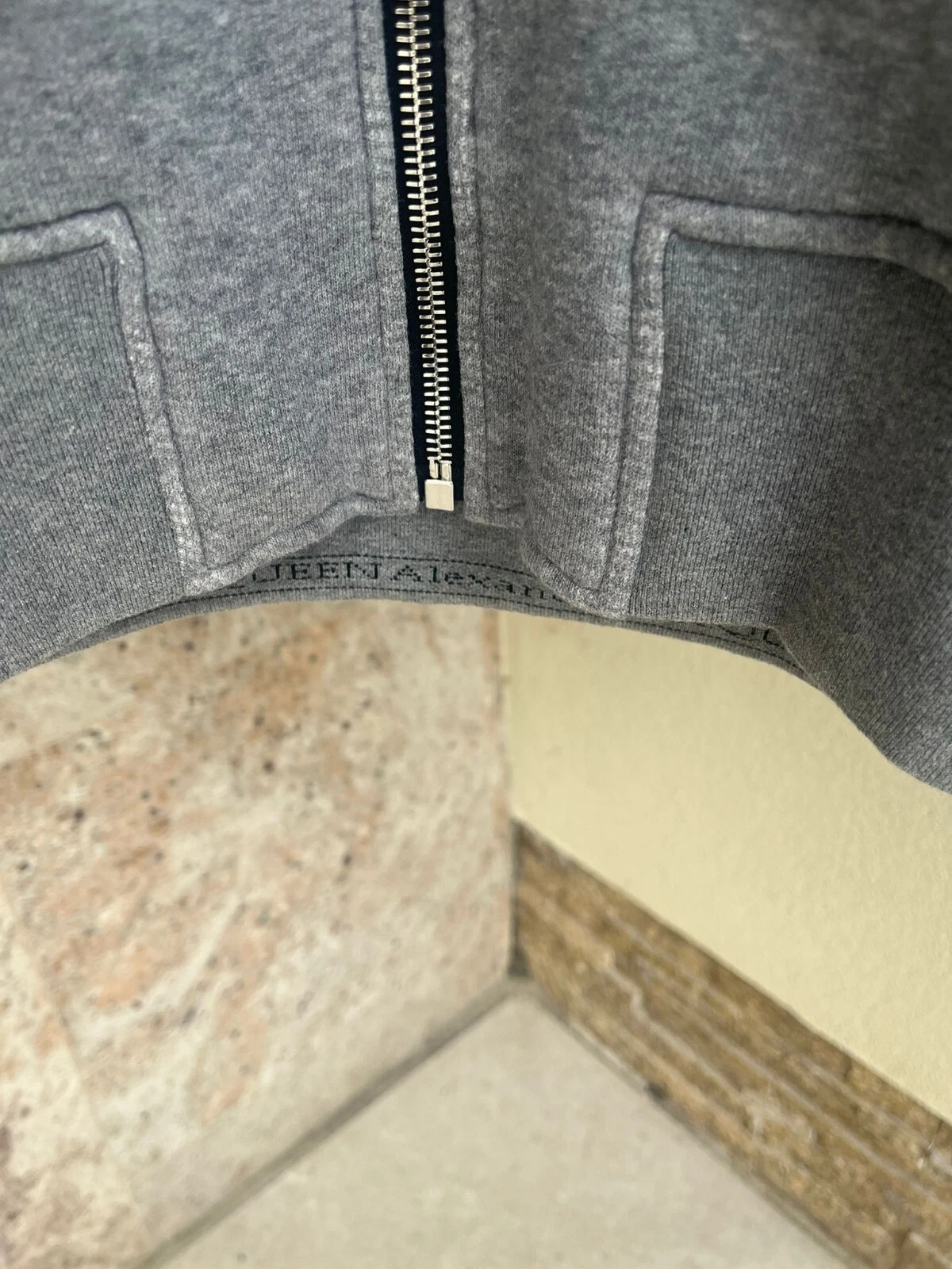 Alexander McQueen felpa girocollo in morbido cotone con logo ricamato grigio nuova senza etichette M