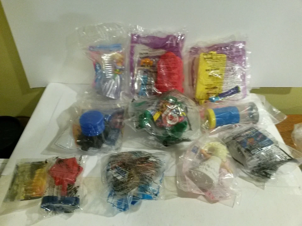 McDonalds Lote 11 Barbie Polly Marvel Hot Wheels CPK Star Wars Ice Age en paquete Foto 2 de 2
