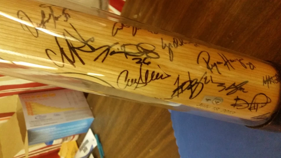 2013 CINCINNATI REDS COMPLETE TEAM AUTOGRAPH BASEBALL BAT CHAPMAN/VOTTO/ LOA/COA - Image 4 of 4