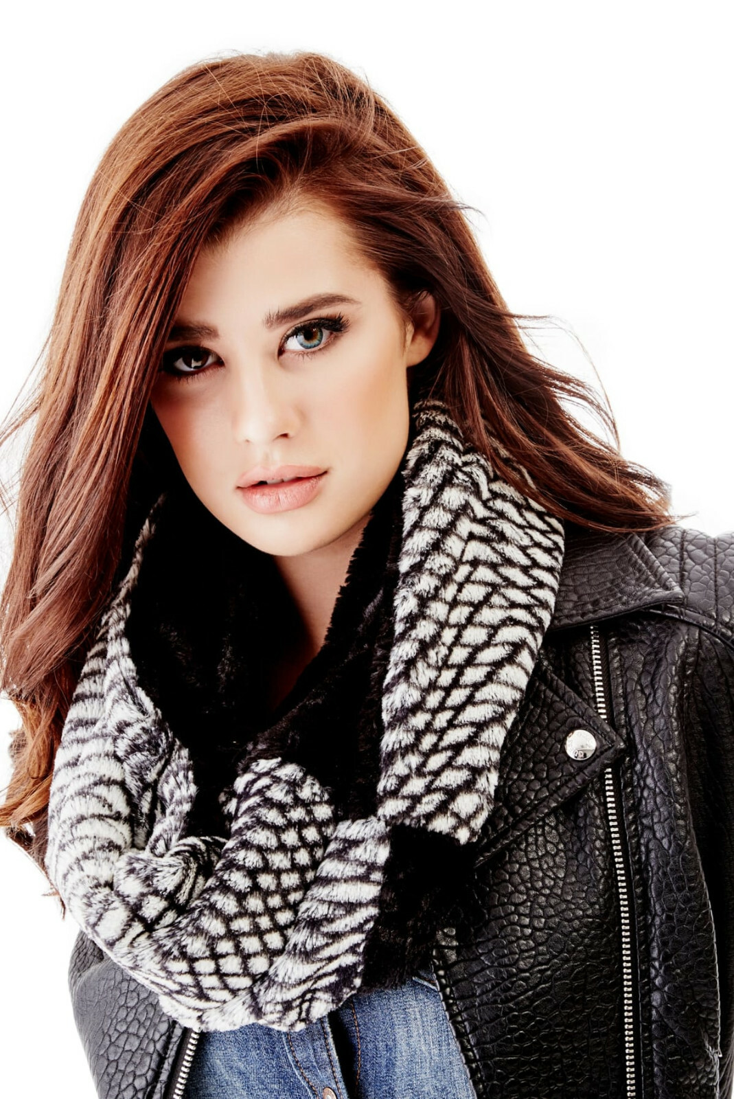 НОВИНКА Шарф Бесконечность Guess из витого искусственного меха 5390₽