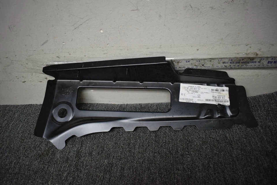 Mercedes Benz CLS 63 AMG S 2014-2018 piso trasero extensión inferior fábrica OEM metal Foto 4 de 4