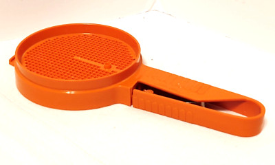 Tupperware Sift It Sifter Harvest Orange Vintage #1689-5 Rare squeezable handle