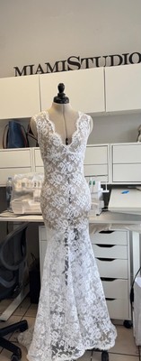 Monique lhuillier Wedding Dress Embroidered $1500