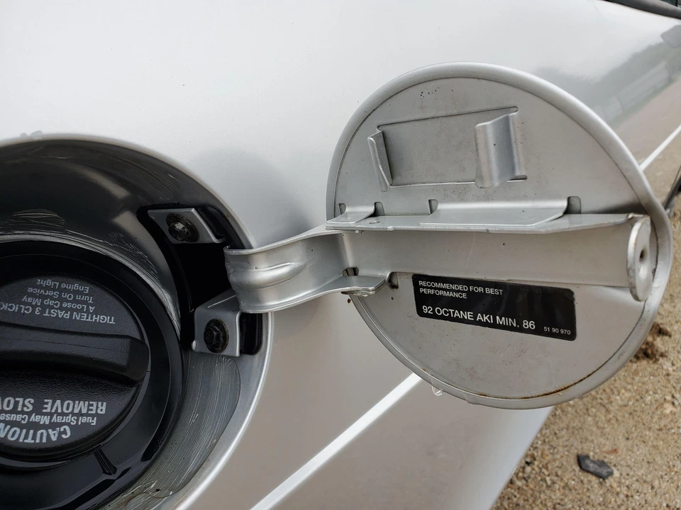 SAAB 9-3 93 1999-2003 tapa de puerta de llenado de tanque de combustible (plateado metálico) convertible Foto 2 de 4