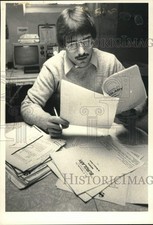 Press Photo Mike Hilton reads school report in New York office - tub06142