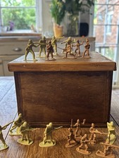 Wooden Box Of 68 Plastic Soldiers 46 Brown 22 Made In China Khaki