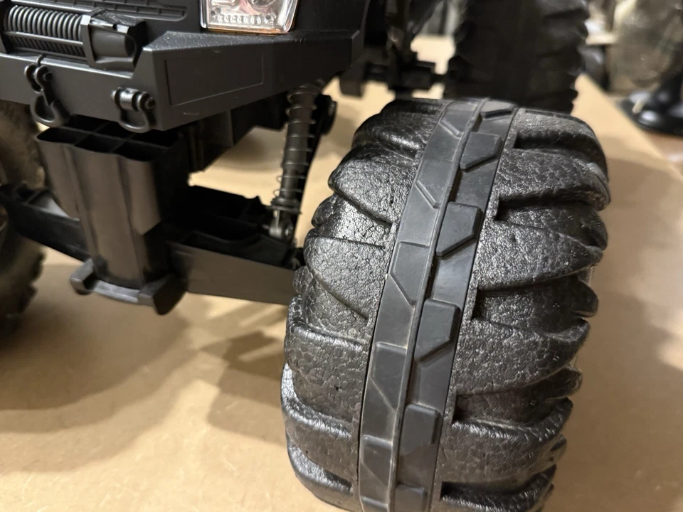 New Bright 1:8 Scale RC Monster Truck,Megzilla 23"×17" No Remote Broken Wheel - Image 4 of 4