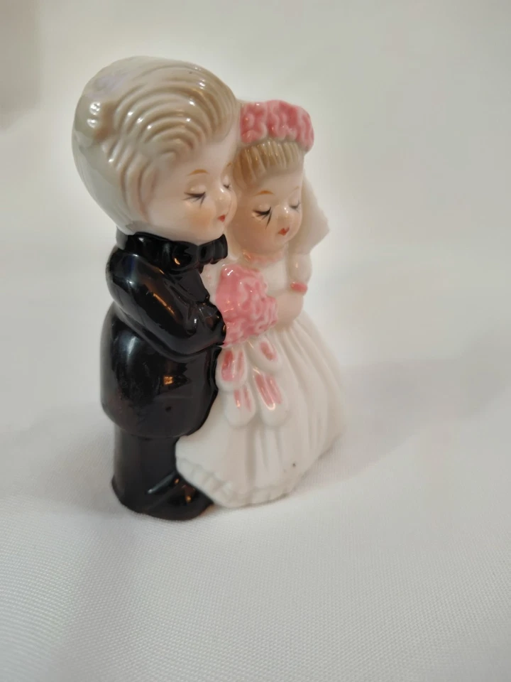 Vestido blanco esmoquin negro de novia y novio rosa flores y lazo... Foto 3 de 4