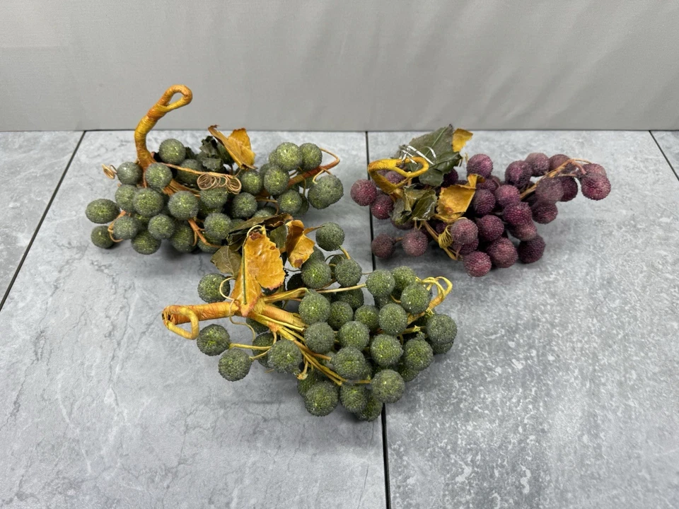 Racimo de uva vintage esmerilado con cuentas azucaradas de frutas verde púrpura Foto 2 de 4