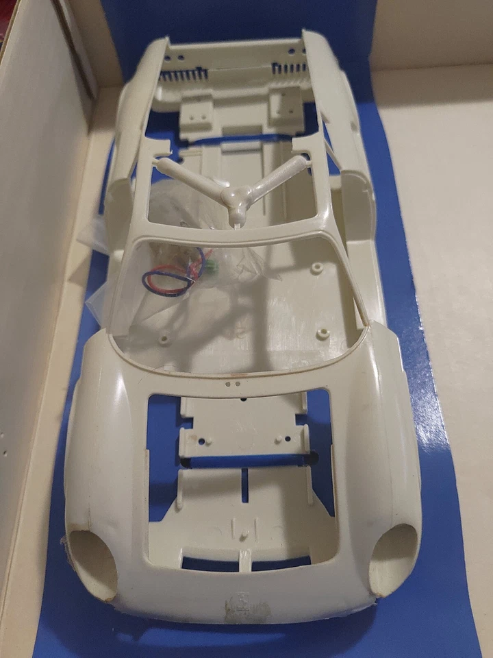 Pininfarina's Ferrari 365 P 1/16 Dino Berlinetta  1/16 Bandai - Immagine 2 di 4