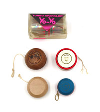 Lot of five mixed vintage yo-yo's, Big D , Fli-Back, Turbo Sparkler, Ja-Ru,Plain
