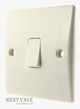 Schneider Ultimate Slimline Moulded - GU1012 - 16a One Gang Two Way Switch New 