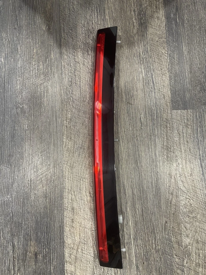 2015-2020 YUKON SUBURBAN TAHOE OEM USED REAR HIGH MOUNT 3RD BRAKE LIGHT LAMP - Image 3 of 4