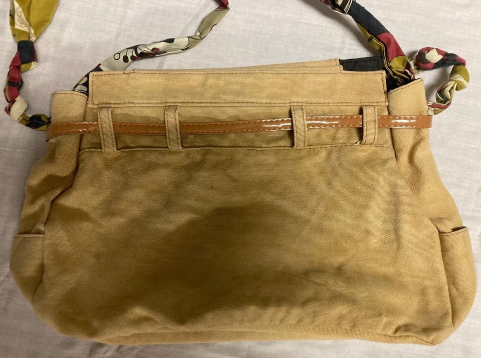 Usado en Excelente Condición - MICHE - Bolso Prima "Sandy" Lona Tostada, Convertido en Bolso de Mano con Cinturón Foto 2 de 4