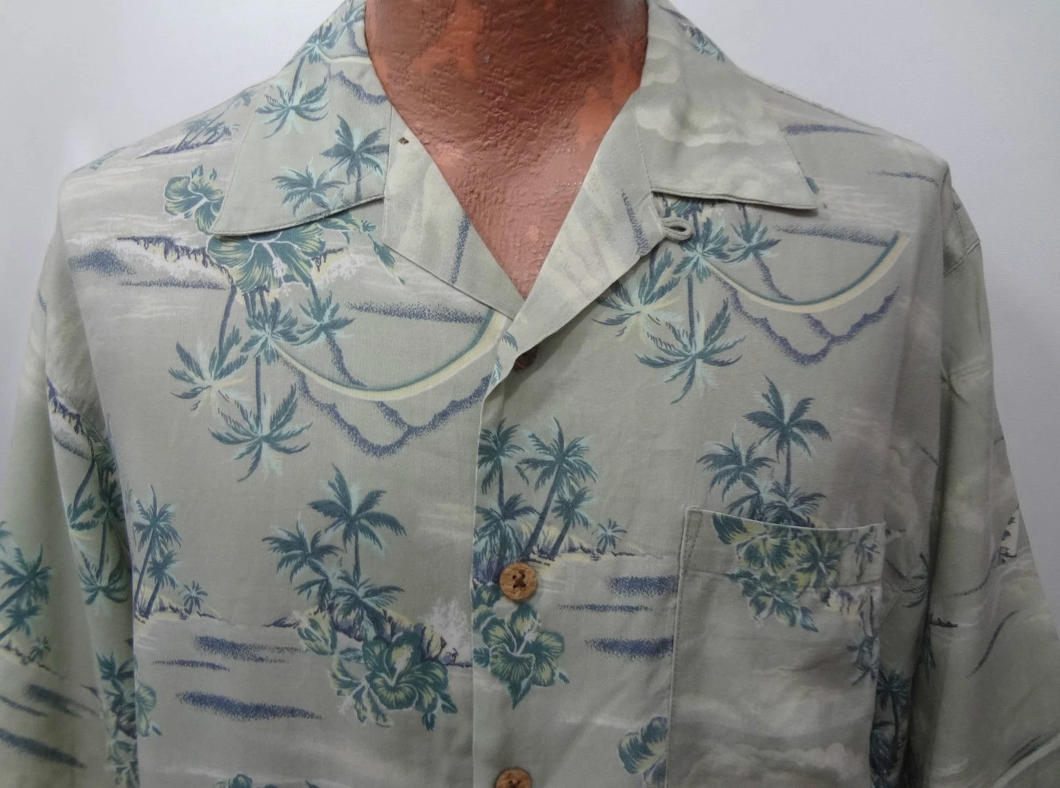 Tommy Bahama M-L Light Teal Green Palm Trees Hawaiian Short Sleeve Rayon Shirt
