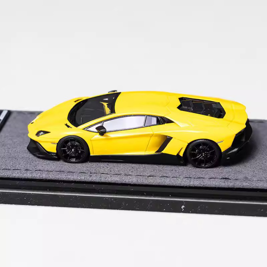Halo Model 1:64 Lamborghini Aventador LP720-4 resin car model