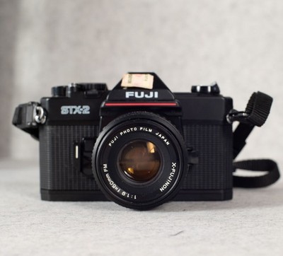Fuji STX-2 SLR 35mm Filmkamera mit X-fujinon 50mm f1.9 Objektiv voll funktionsfähig