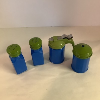 GEMCO SUGAR, 2 SPICE BOTTLES, SYRUP AND 3 MATCHING MUGS 