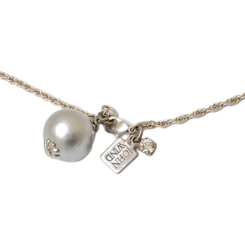 Collar inicial John Wind Maximal Art Sorority Gal algodón perla letra B plata Foto 3 de 4