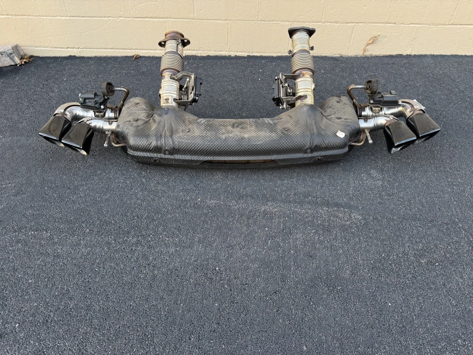 Chevrolet Corvette C8 OEM Z51 Performance escape puntas negras Foto 3 de 4