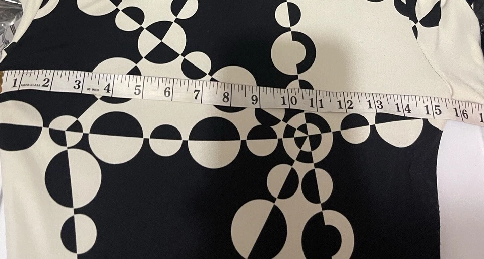 Vestido de cóctel Muse negro y marfil patrón geométrico cuello en V talla 2 Foto 4 de 4