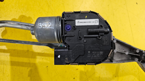 MERCEDES C CLASS W205 C350e HYBRID 14-18 FRONT WIPER MECHANISM MOTOR 2058200940 - Picture 6 of 9