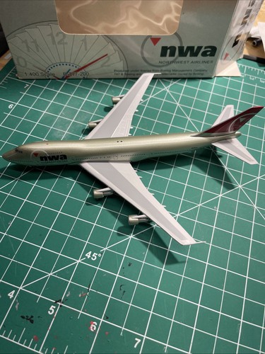 1/400 Dragon Wings Boeing 747-200 NWA Northwest Airlines with stand
