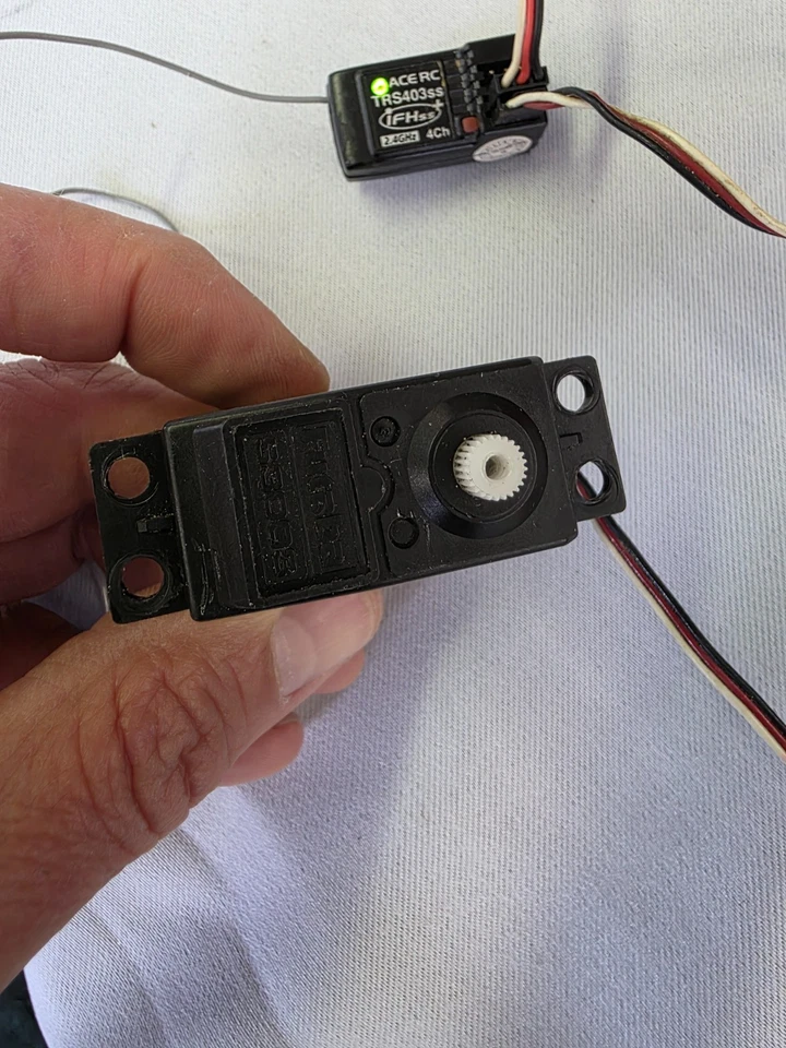 Standard Servo S3003 Futaba RC 1:10/1:8 - Bild 3 von 4