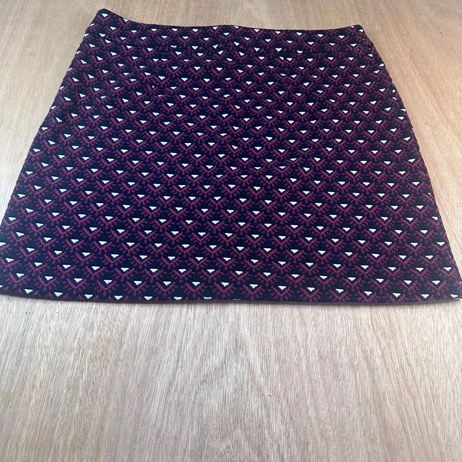 LOFT Knit Skirt Women’s Size 10 Burgundy Black Geometric A-Line Zip