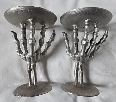Set Metall Stumpenkerze Skelett Hand Kerzenständer