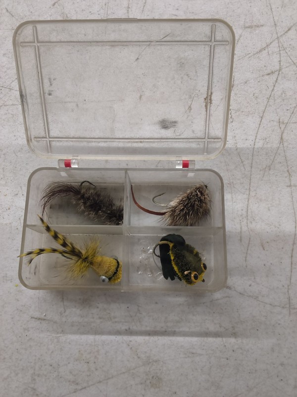 4 vintage fishing flies In Old Box